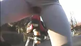Un uomo che lava mat ...