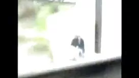 La ragazza mostra in ...