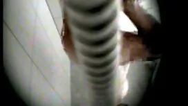 Una ragazza si spogl ...