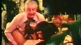 Nero, occhiali, indo ...