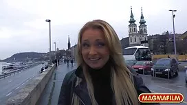 Ragazza con grandi p ...