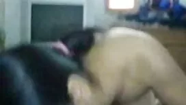 Un uomo in una camic ...