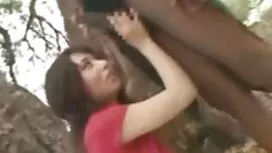 Una giovane donna co ...