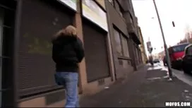 Un uomo mangia un ma ...