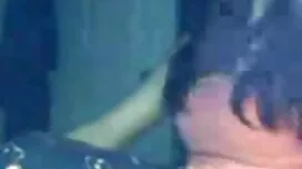 Un ragazzo li mangia ...
