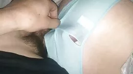 Un uomo mangia una n ...